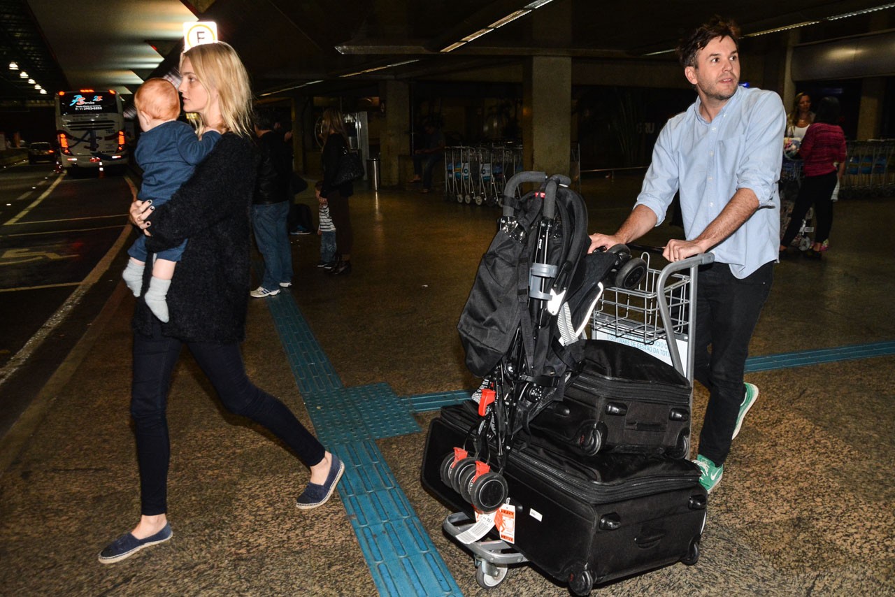 Carol Trentini desembarca em aeroporto com o marido e o ...
