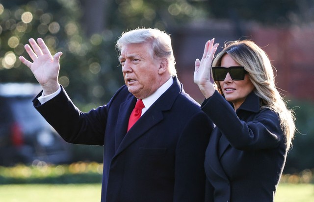 WASHINGTON, DC - DECEMBER 23: President Donald Trump and first lady Melania Trump walk on the south lawn of the White House on December 23, 2020 in Washington, DC. The Trumps are headed to Mar-a-Lago for the holidays with a government shutdown possible on (Foto: Getty Images)