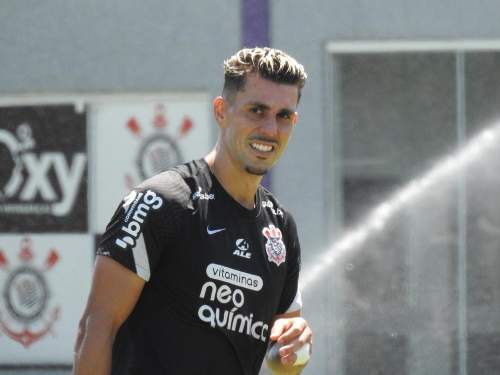 Danilo Avelar em treino do Corinthians — Foto: Marcelo Braga