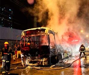 Ônibus incendiado na Av. Bernardo Vieira (Foto: Canindé Soares/Cedida)
