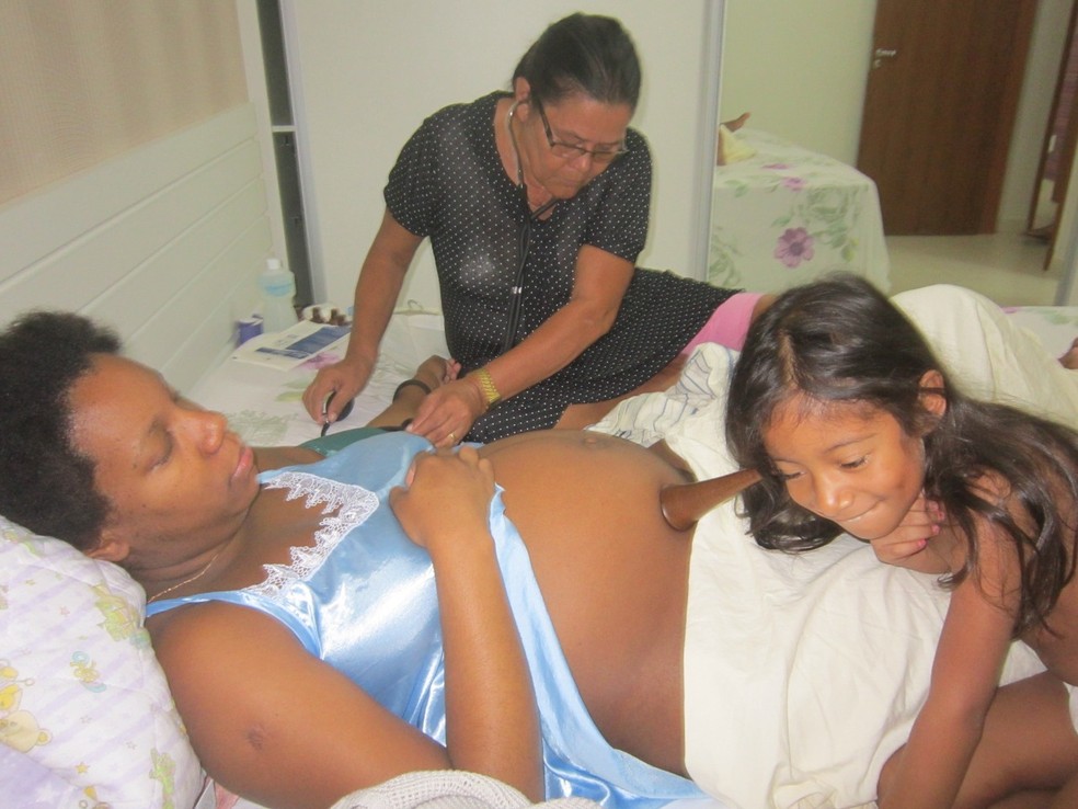 Amanda Alves fez dois partos em casa com ajuda de Zenaide  — Foto: Arquivo pessoal 