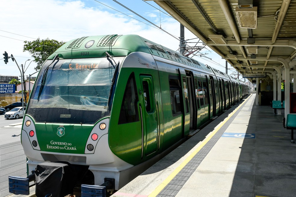 VLT do Cariri lamentou ocorrência, mas reforçou que a travessia dos trilhos deve ser feita exclusivamente nas passagens de nível. — Foto: Metrofor/Reprodução