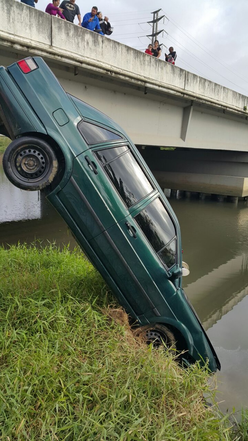 Duas pessoas foram achadas mortas dentro do carro (Foto: Corpo de Bombeiros/Divulga&ccedil;&atilde;o)