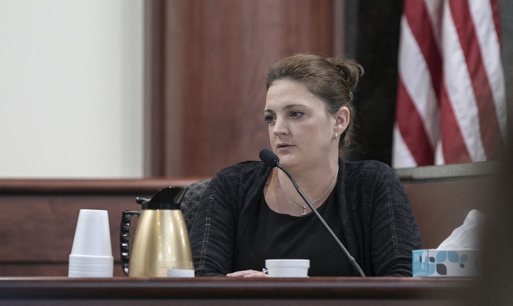 Amber Kyzer, mÃ£e de cinco crianÃ§as assassinadas pelo pai, durante seu testemunho no tribunal do jÃºri â€” Foto: Tracy Glantz/AP