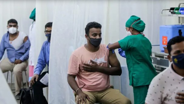 Trabalhadores médicos administrando vacinas em Mumbai, na Índia (Foto:  Rajanish Kakade/AP)