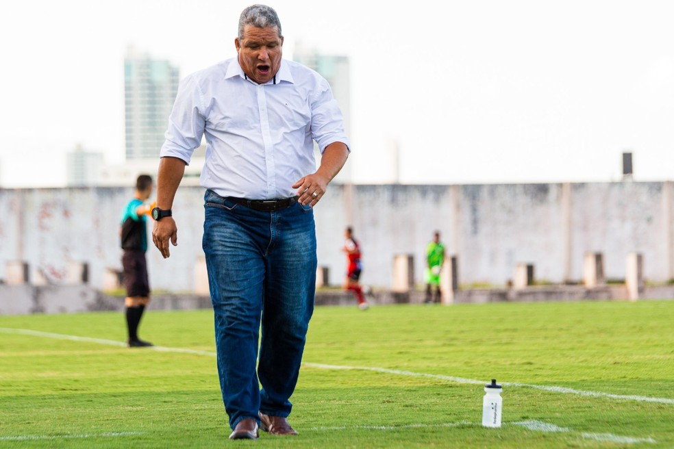 Givanildo em ação: técnico à beira do campo passando as instruções para os jogadores do Campinense — Foto: Daniel Lins / Campinense