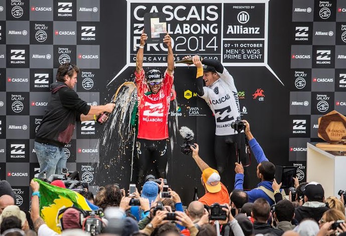 Jadson André leva banho de champanhe após título no WQS de Cascais, em Portugal (Foto: Bruno G. Camargo)