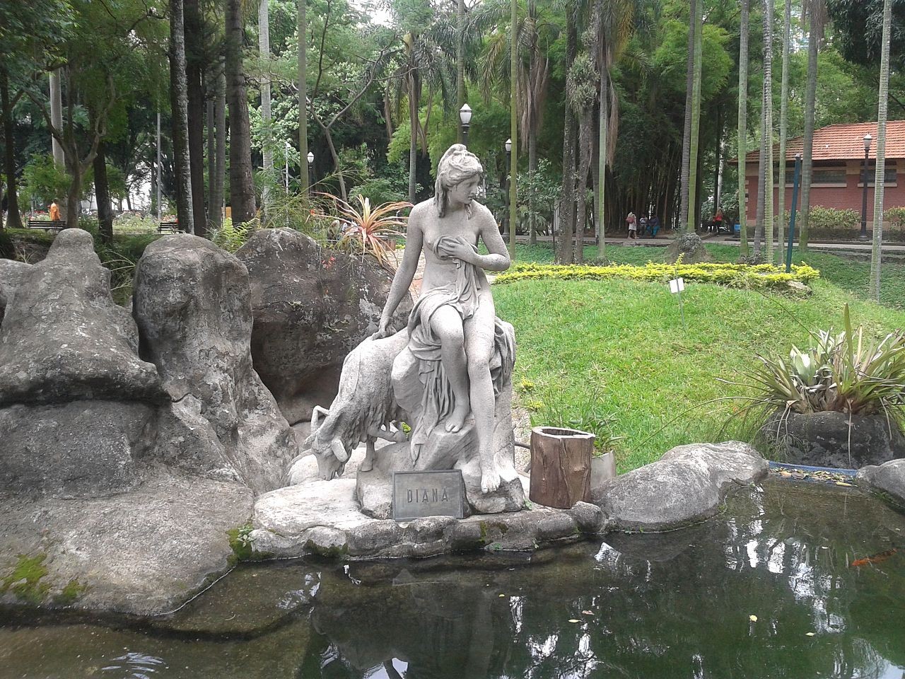 Escultura no Jardim da Luz, um dos 84 sítios arqueológicos catalogados em São Paulo (Foto: Stur/Wikimedia Commons)