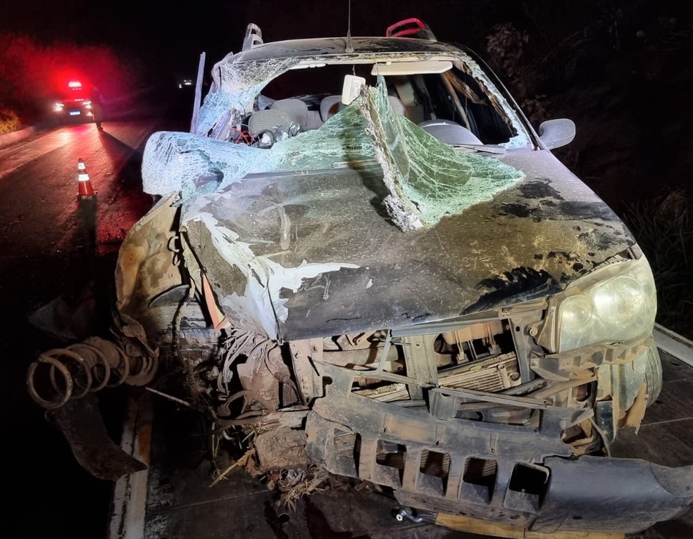 Carro parcialmente danificado após acidente com moto na MGC-354 — Foto: PMRv/Divulgação