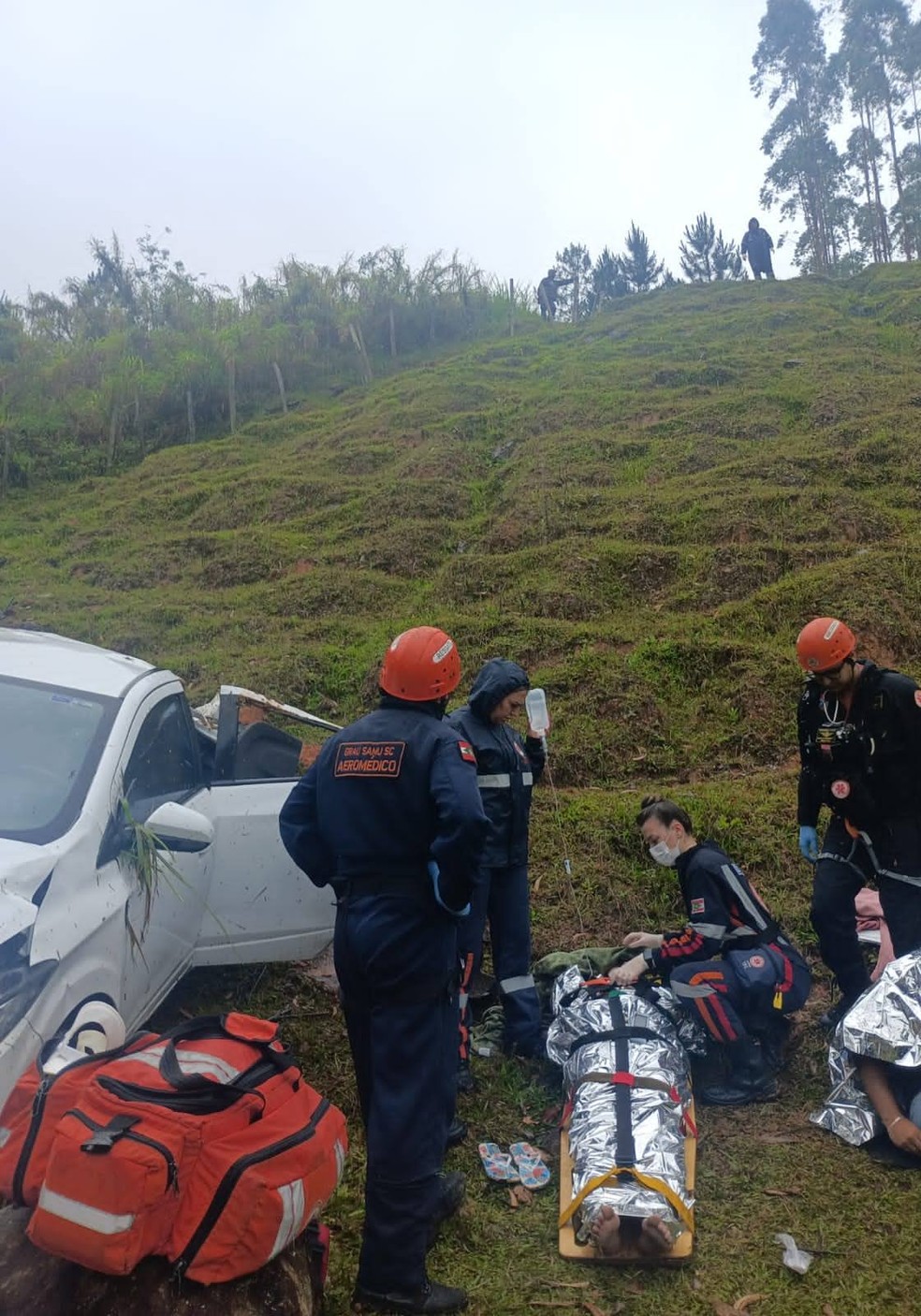  Carro com duas pessoas perde controle e cai de ribanceira de 20 metros — Foto: Corpo de Bombeiros/Divulgação