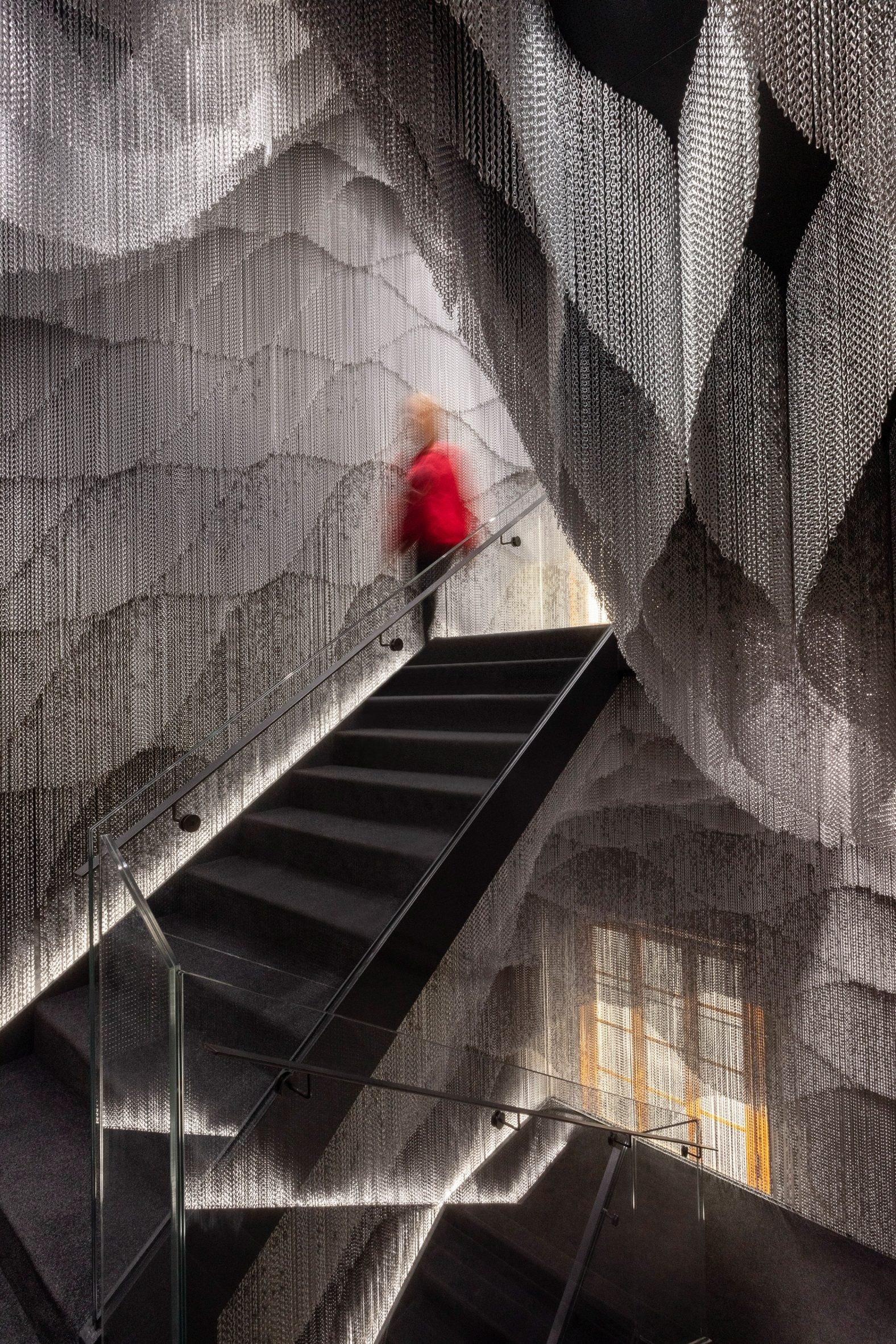 Escritório Kengo Kuma projeta cortina  de alumínio para a Casa Batlló, em Barcelona (Foto: Jordi Anguera/ Divulgação/ Kriskadecor  )