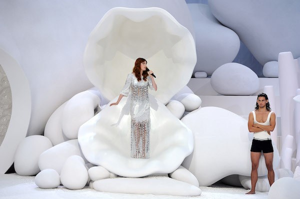 Florence Welch se apresentou dentro de uma concha gigante no desfile de primavera-verão 2012 da Chanel (Foto: Getty Images)