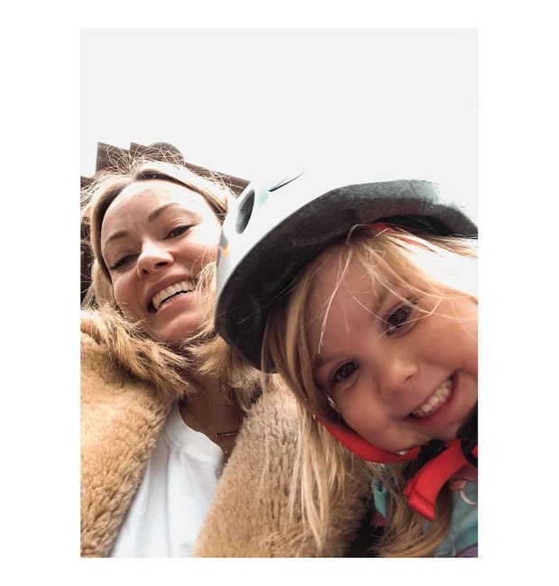 Olivia Wilde e filha, Deisy (Foto: Reprodução/Instagram)