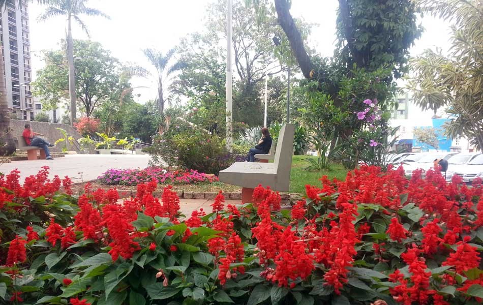Praça do Santuário passa por manutenção em Divinópolis 