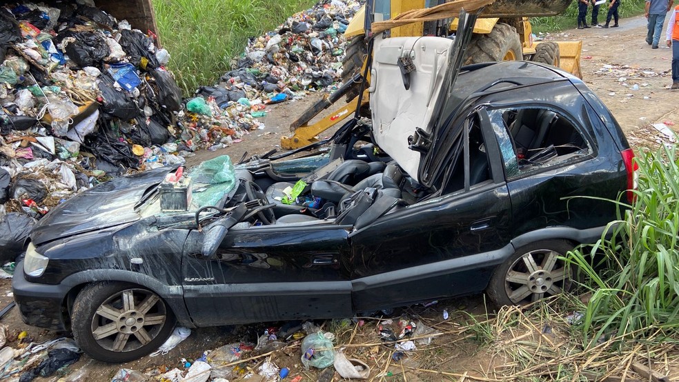 Carro amassado após ser atingido por caçamba de caminhão em Nova Odessa — Foto: Wesley Justino/EPTV