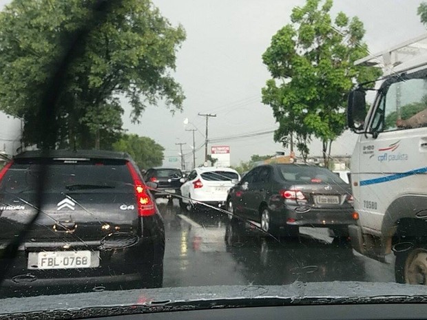 Chuva provocou congestionamento em avenida de Piracicaba (Foto: Larissa Piero)