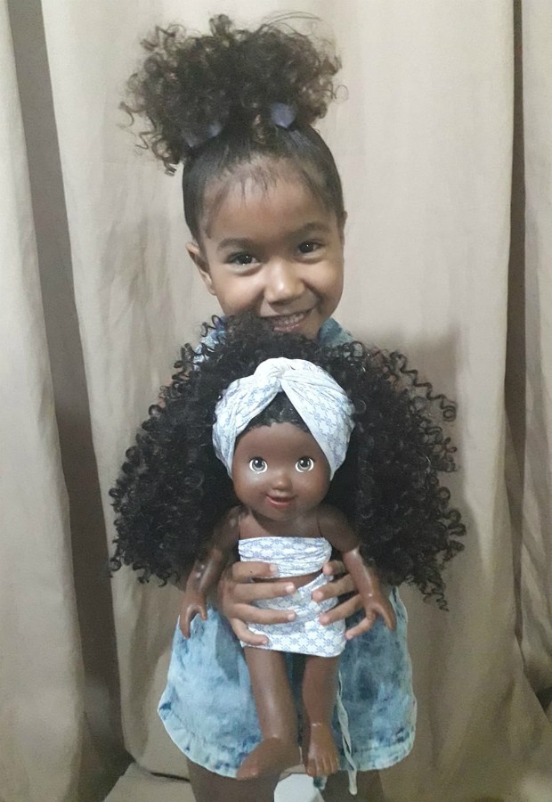 Hadassa, de seis anos, feliz com sua boneca (Foto: Reprodução Instagram)