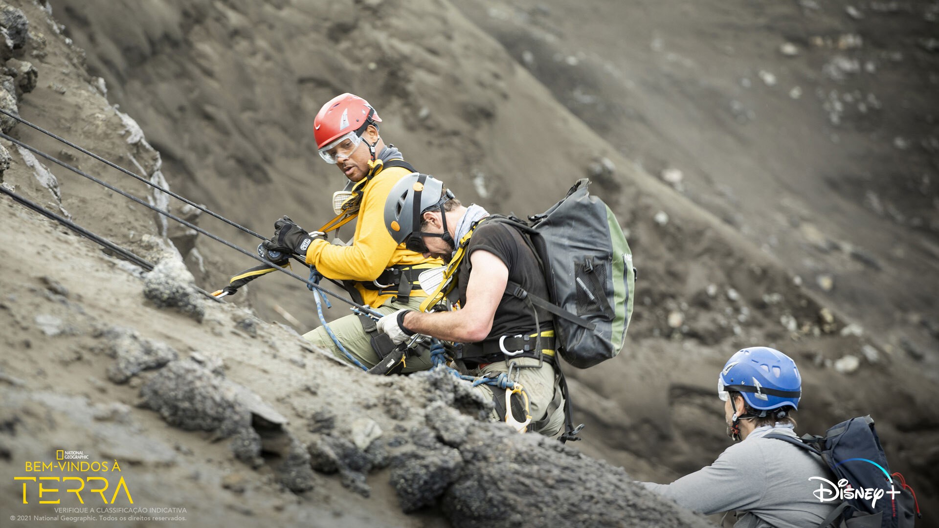 Will Smith, o vulcanólogo Jeffrey Johnson e o explorador Erik Weihenmayer descem no coração de um vulcão ativo, para investigar sons além da audição humana (Foto: Divulgação Disney+ NatGeo)