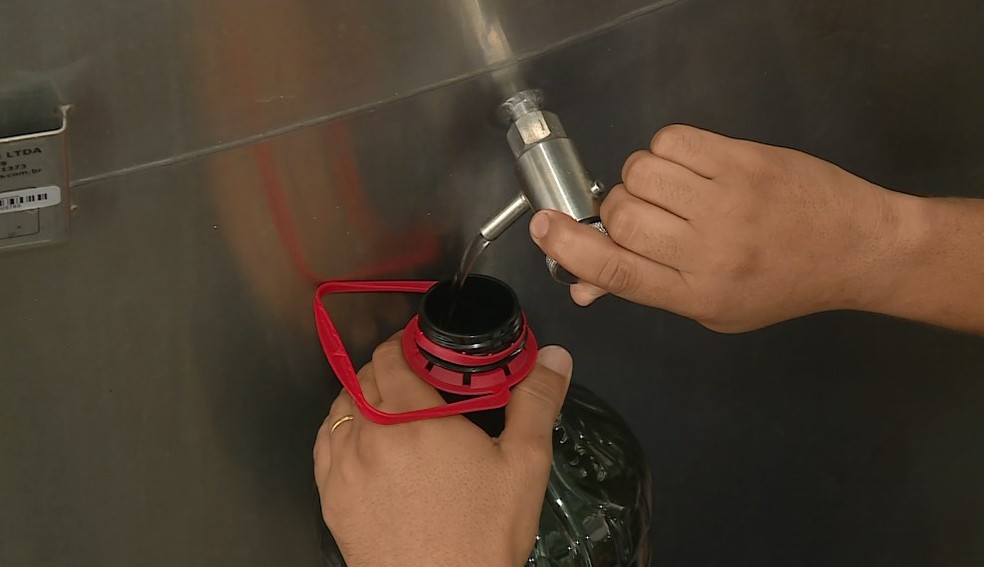 Vinícolas da região do Vale do São Francisco encontraram a resposta para ajudar durante a pandemia nos tanques das empresas. — Foto: Reprodução/ TV Grande Rio 