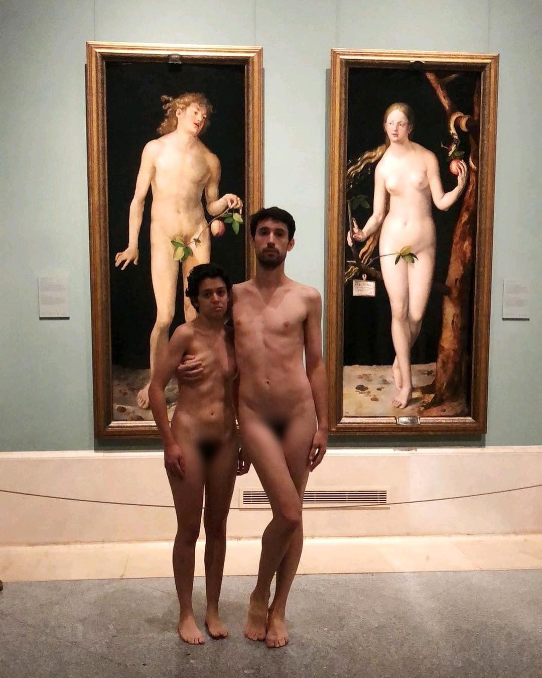 Casal fica nu em museu espanhol diante da imagem de Adão e Eva - Revista  Marie Claire | Notícias