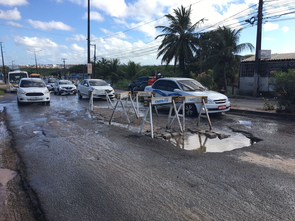 Caern trabalha em manutenção da rede na Felizardo Moura — Foto: Pedro Trindade/Inter TV Cabugi