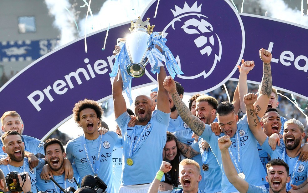 Kompany ergue o trofÃ©u da Premier League na conquista do bicampeonato pelo Manchester City â?? Foto: Reuters