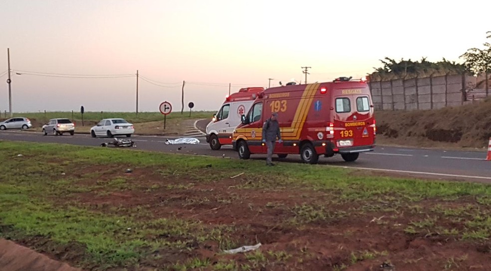 Motociclista morreu no local da batida e seu corpo ficou caído na pista da rodovia que liga Jaú a Dois Córregos — Foto: Tem Coisas que só Acontecem em Jaú/Divulgação