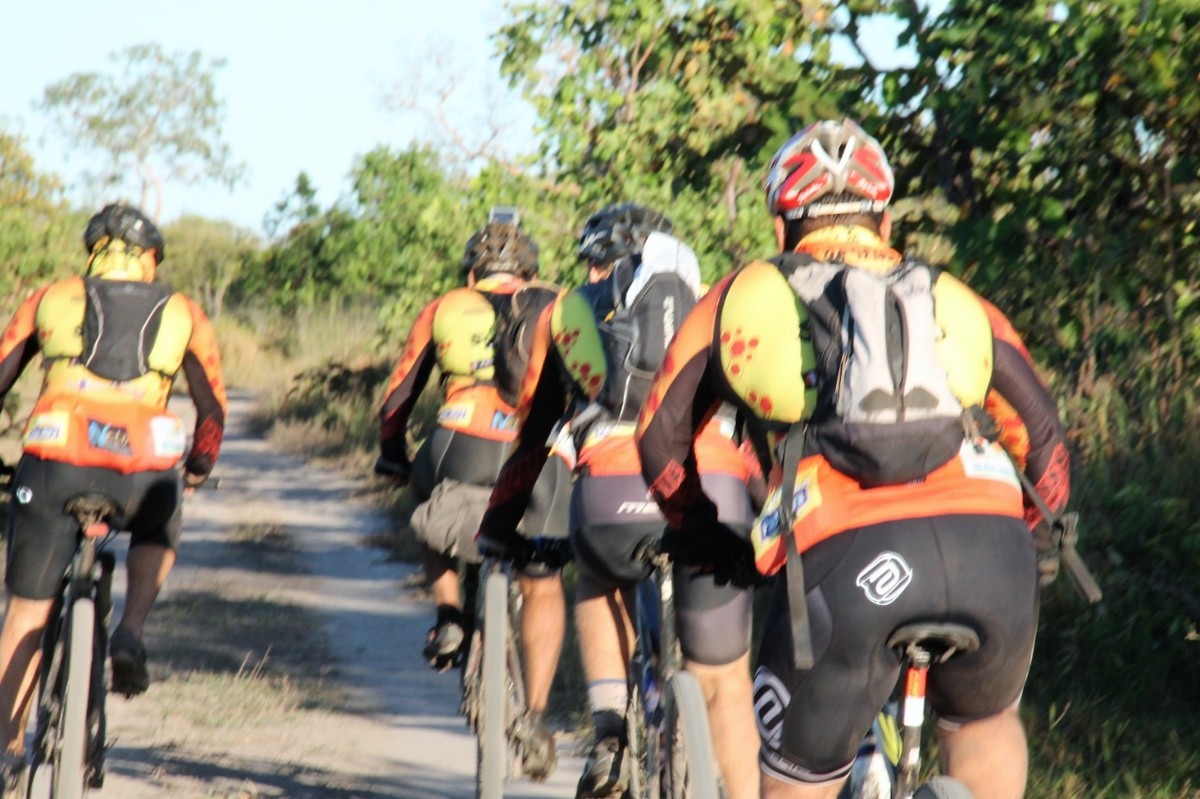 Travessia de ciclistas na Ilha do Bananal une ecoturismo com ações sociais to ge
