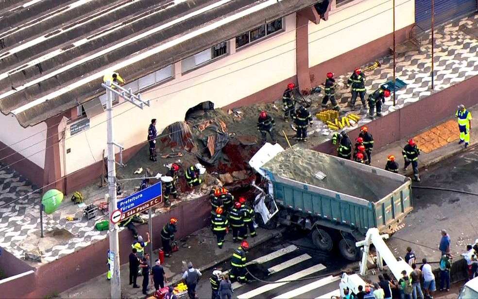 Caminhão derrubou muro de mercado em Cotia (Foto: TV Globo/Reprodução)