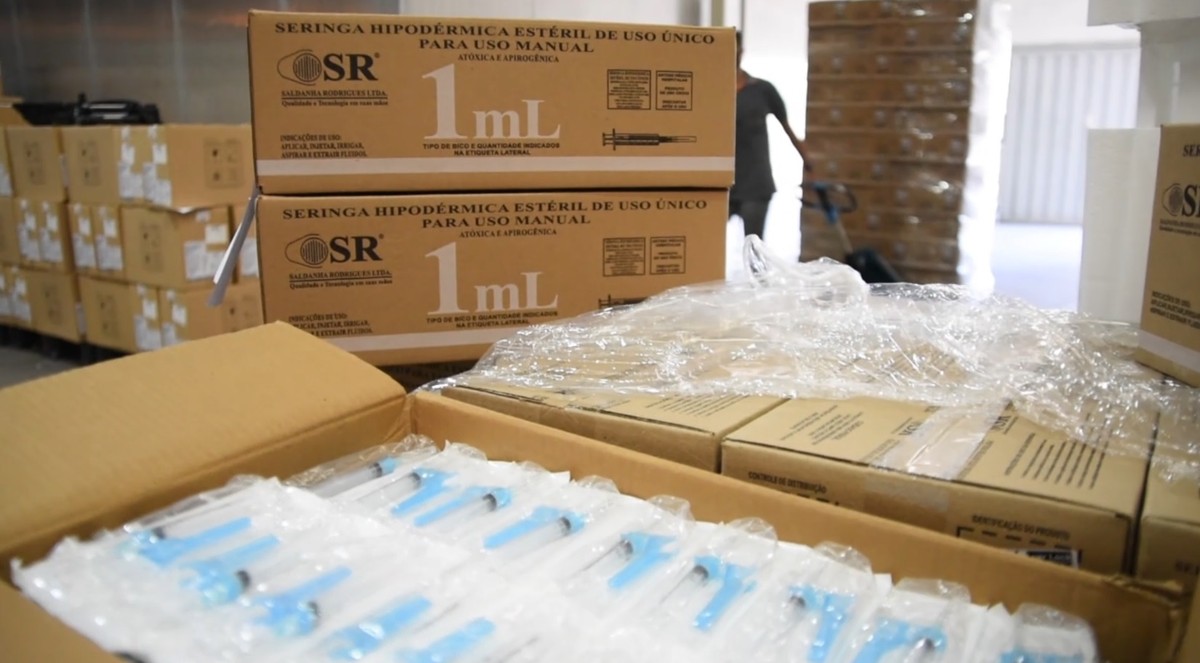 Uberaba recebe 100 mil seringas para vacina contra Covid ...