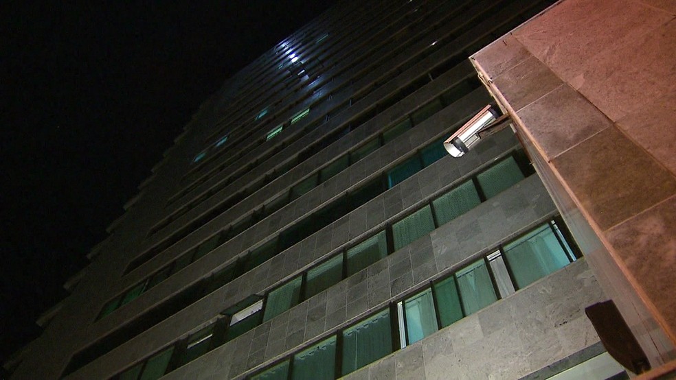 Empres&aacute;rio S&eacute;rgio Falc&atilde;o foi encontrado com um tiro na cabe&ccedil;a no apartamento onde morava, em Boa Viagem, Zona Sul do Recife (Foto: Reprodu&ccedil;&atilde;o/TV Globo)
