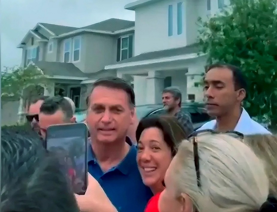 Ex-presidente Jair Bolsonaro tira foto com apoiadores na Flórida, Estados Unidos, para onde viajou dois dias antes do término de seu mandato