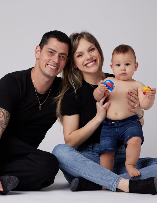 Letícia Navas com o marido, Otto Queiroz, e o filho, Nathan, de 1 ano (Foto: Reprodução/Instagram)