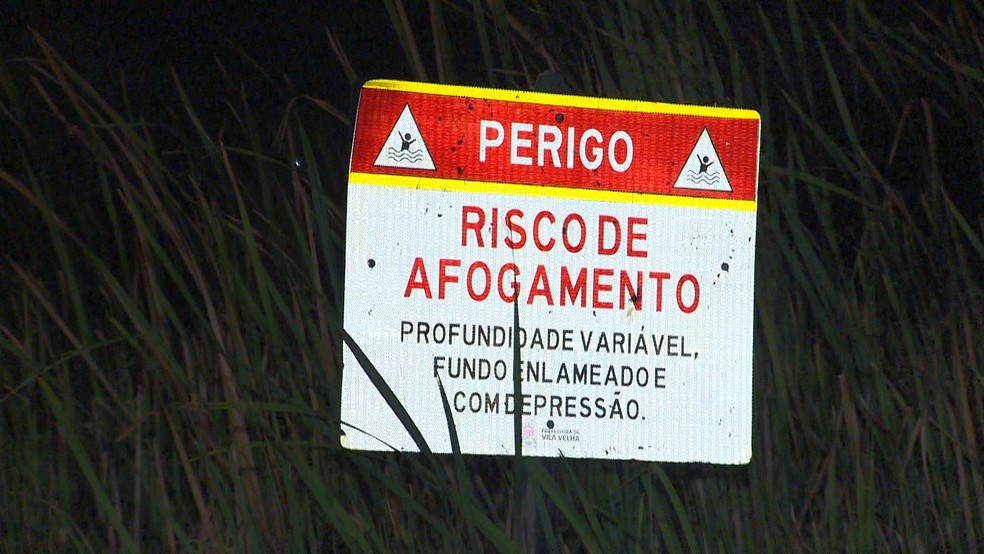 Local tem placa de risco de afogamento, em Vila Velha  — Foto: Ronaldo Rodrigues/ TV Gazeta