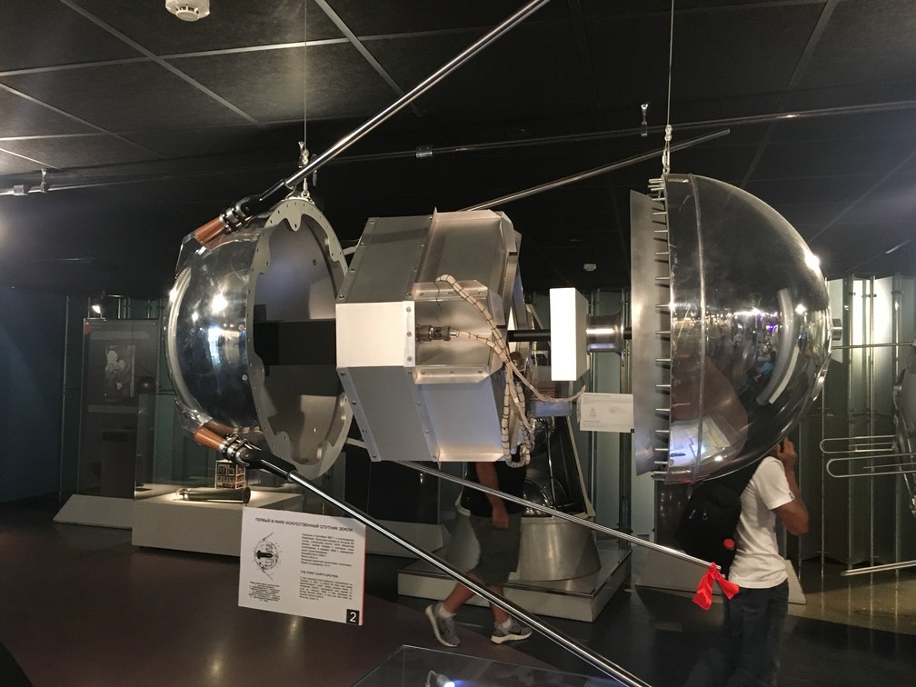 Reprodução do primeiro Sputnik, lançado do cosmódromo de Baikonour em 4 de outubro de 1957. (Foto: G1/Adriane Schultz)