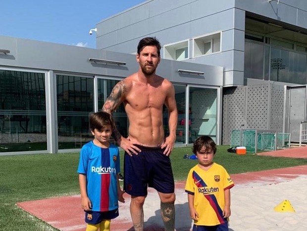 Lionel Messi com os filhos Thiago e Matteo (Foto: Reprodução Instagram)