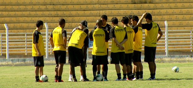 Gilson Kleina conversa com jogadores da Ponte Preta (Foto: Reprodução EPTV)