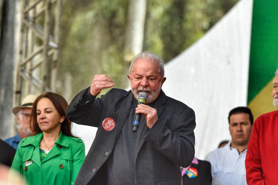 Lula discursa em comício no centro de Curitiba