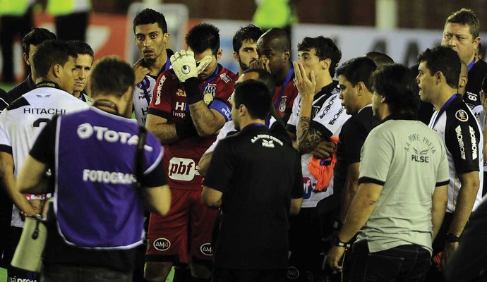 Técnico Jorginho reúne elenco da POnte Preta após derrota para o Lanús (Foto: Marcos Ribolli / Globoesporte.com)