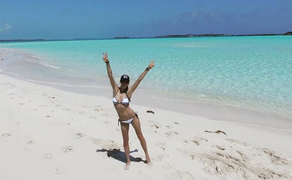 Anna Kournikova em clique de biquíni na praia  (Foto: Reprodução)