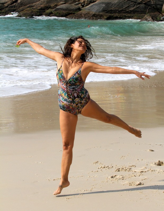Giovanna Gold faz passos  de balé em praia carioca (Foto: Daniel Delmiro/AgNews)