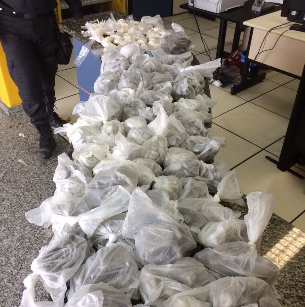 Material foi apreendido em comunidade de Cabo Frio neste sábado (Foto: Divulgação/Polícia Militar)