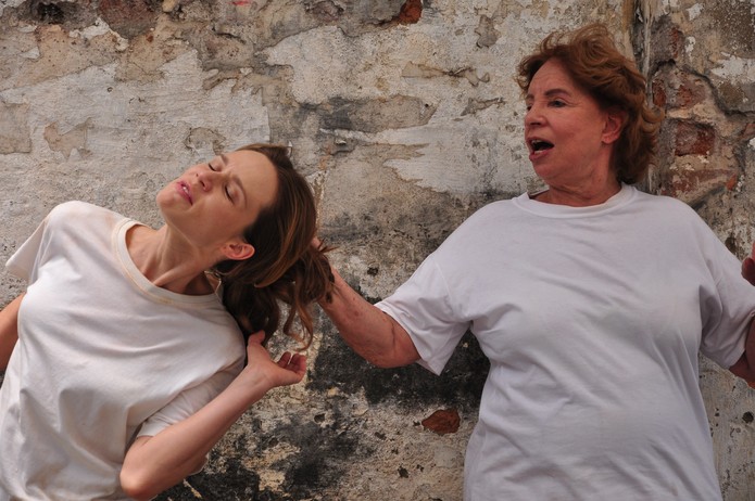 Daisy Lúcidi com Mariana Ximenes em cena de Valentina e Clara em "Passione" — Foto: Divulgação/TV Globo
