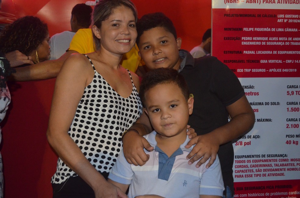 Silvana Pereira e os sobrinhos aproveitaram o último dia de festa para aproveitar o São João 2019 de Campina Grnade — Foto: Iara Alves/G1