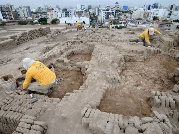 Arqueólogos peruanos trabalham na Huaca Pucllana, no centro de Lima, na quinta (26) (Foto: AFP Photo/Cris Bouroncle)