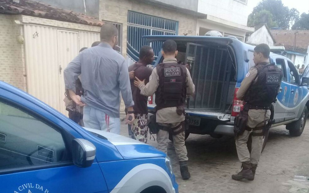 Homem foi preso dentro de casa, após jogar explosivo em delegacia (Foto: Letícia Oliveira/Voz da Bahia)