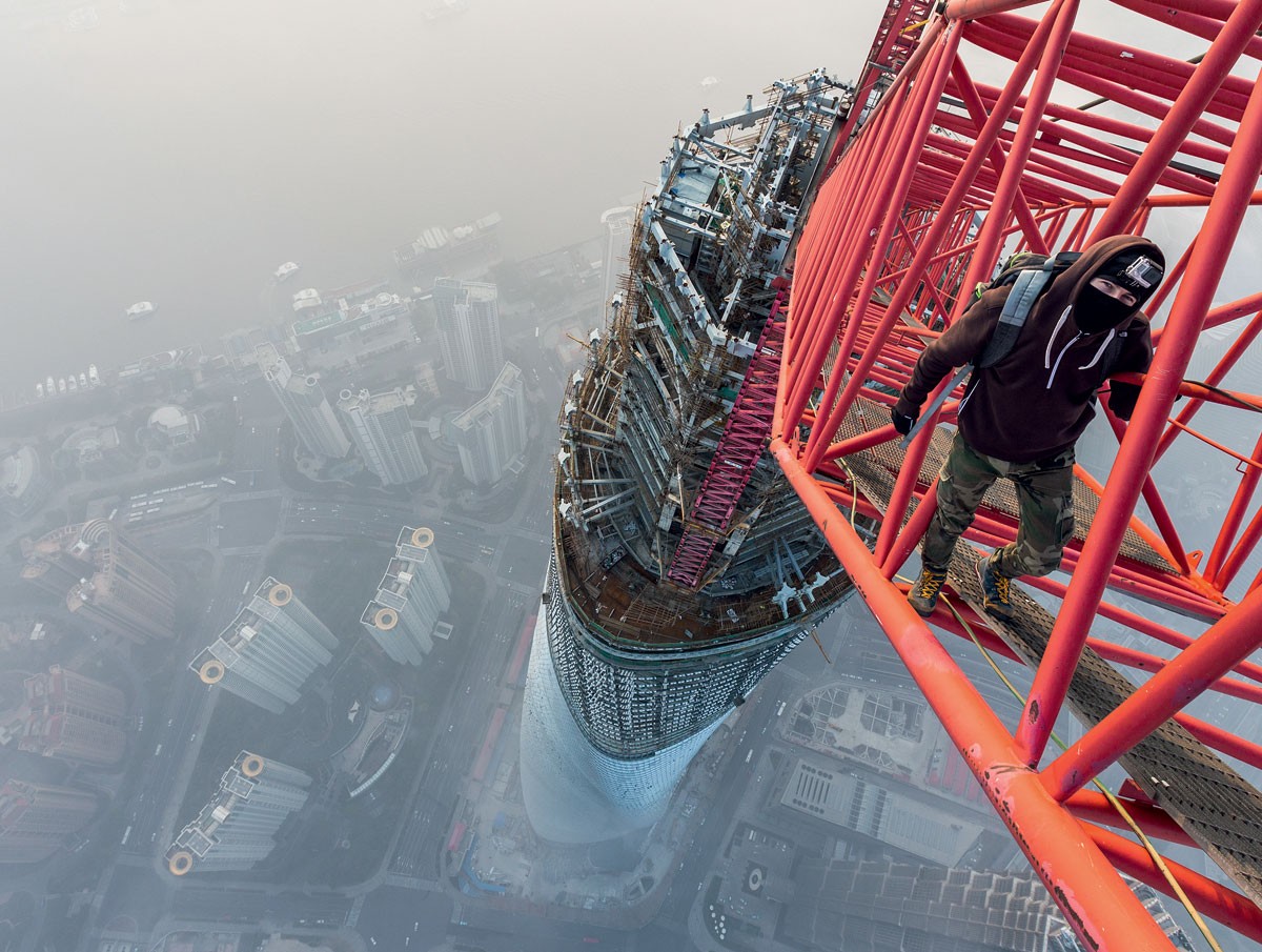 XANGAI |  Vadim Makhorov e Vitality Raskalov (foto) levaram duas horas para escalar os 120 andares do prédio acima (Foto: On the Roof)