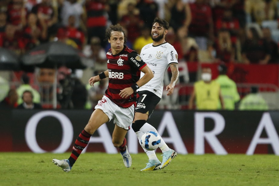 David Luiz e Yuri Alberto em ação no duelo entre Flamengo e Corinthians pela Libertadores