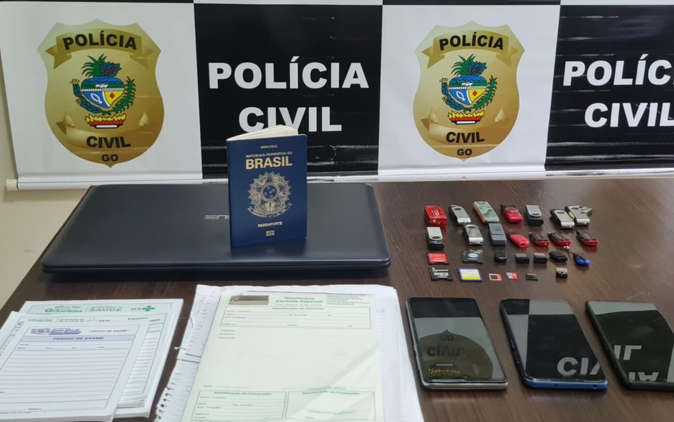 Polícia apreendeu celulares, pen drives, chips e contratos falsos com técnica de enfermagem presa em Goianésia, Goiás — Foto: Divulgação/Polícia Civil