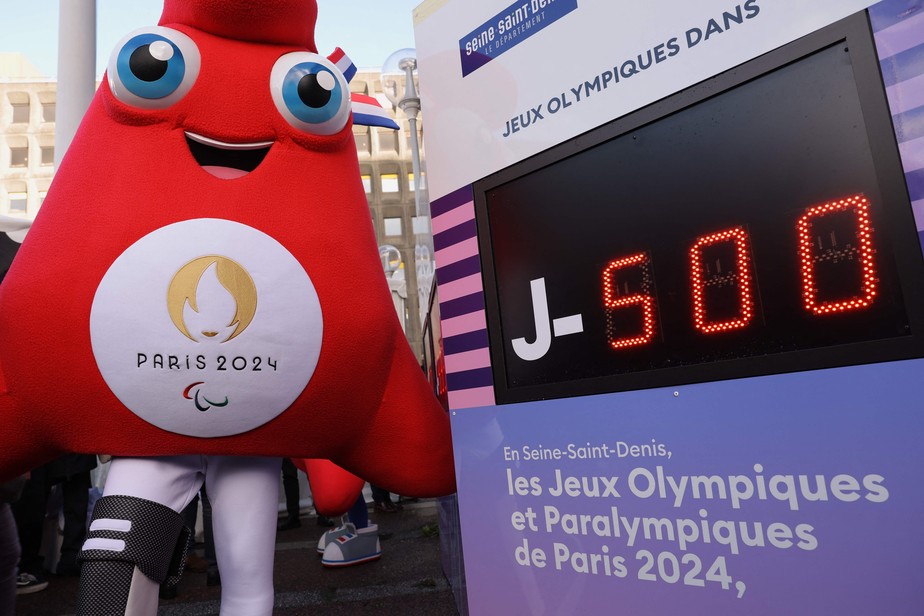 Relógio em Paris indica a marca de 500 dias para a Olimpíada, em 2024